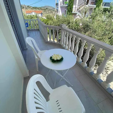 White شقة *